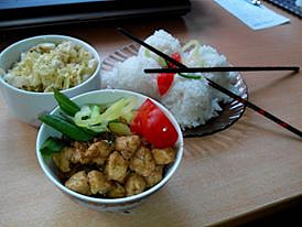 Kuřecí kung pao s rýží a salátem z pekingského zelí