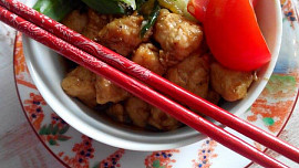 Kuřecí kung pao s rýží a salátem z pekingského zelí