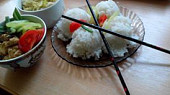 Kuřecí kung pao s rýží a salátem z pekingského zelí