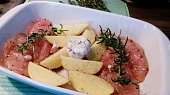 Kuřecí prsa pečená s česnekem, doplněná restovaným chřestem a chřestovým dipem