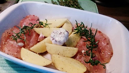 Kuřecí prsa pečená s česnekem, doplněná restovaným chřestem a chřestovým dipem