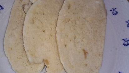 Kynuté houskové knedlíky v páře, rozkrojený knedlík