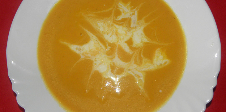 Mrkvová polévka s hovězím vývarem