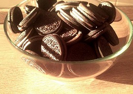 Nepečený jahodovo-čokoládový dortík z Oreo sušenek