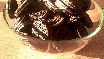 Nepečený jahodovo-čokoládový dortík z Oreo sušenek