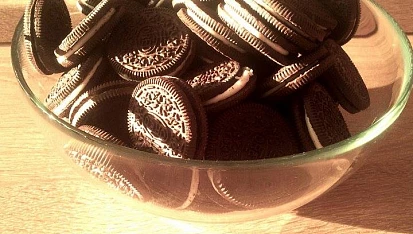 Nepečený jahodovo-čokoládový dortík z Oreo sušenek