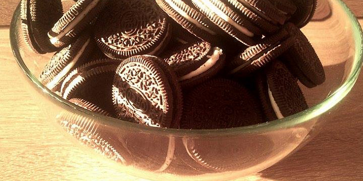 Nepečený jahodovo-čokoládový dortík z Oreo sušenek