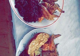 Pečená kuřecí křídla s nádivkou, zelím a knedlíkem