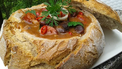 Pikantní fazole v chlebu