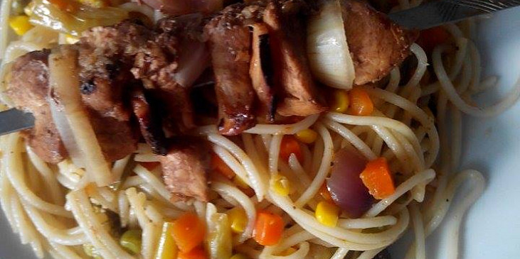 Pikantní kuřecí špíz se špagetami