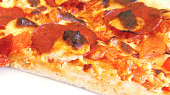 Pizza s balkánským sýrem, salámem a zeleninkou