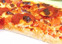 Pizza s balkánským sýrem, salámem a zeleninkou