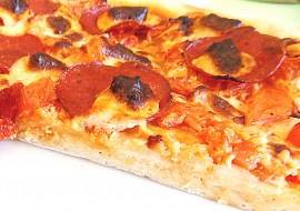 Pizza s balkánským sýrem, salámem a zeleninkou