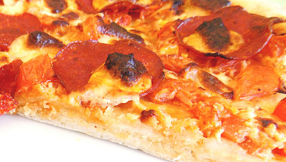 Pizza s balkánským sýrem, salámem a zeleninkou