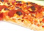 Pizza s balkánským sýrem, salámem a zeleninkou