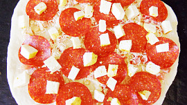 Pizza s balkánským sýrem, salámem a zeleninkou