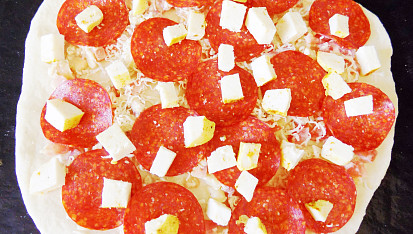 Pizza s balkánským sýrem, salámem a zeleninkou