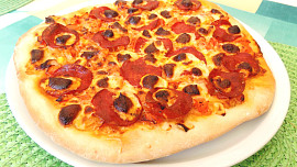 Pizza s balkánským sýrem, salámem a zeleninkou