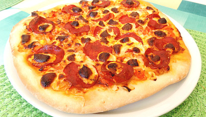 Pizza s balkánským sýrem, salámem a zeleninkou