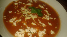 Rajčatová polévka s balkánským sýrem