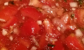 Rajčatový salát s cibulí