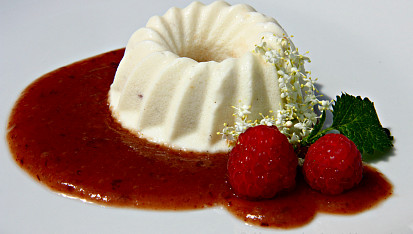 Bezová panna cotta s rebarborovo-švestkovou omáčkou