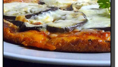 Rustikální pizza s lilkem