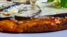 Rustikální pizza s lilkem