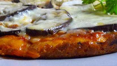 Rustikální pizza s lilkem