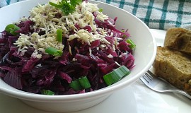 Salát z červeného zelí s křenem