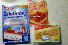 želatinový ztužovač, cukrárenské želé a tlačenková střeva, ty používám jako ochrannou pásku kolem dortíku