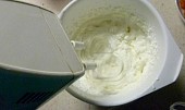 Semifreda - minidortíky - recept fotopostup (ušleháme si šlehačku, podle chuti dosladíme a přidáme zakysanou smetanu nebo ovocný jogurt)