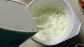 Semifreda - minidortíky - recept fotopostup (ušleháme si šlehačku, podle chuti dosladíme a přidáme zakysanou smetanu nebo ovocný jogurt)