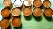 Semifreda - minidortíky - recept fotopostup (vlažným želé zalijeme dortíky. Občas může želatina protéct, to nevadí, nechte ji zaschnout a pak se dortík očistí -pokud tam máte tu pásku, jde to snadno.)