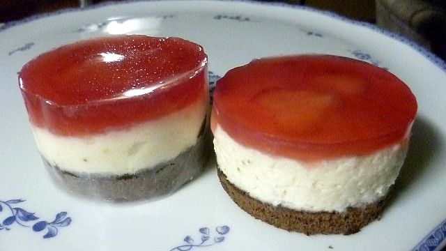 Semifreda - minidortíky - recept fotopostup (vlevo dortík s folií, vpravo dortík bez folie.…)