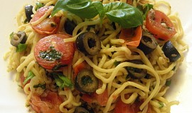 Špagety s ančovičkou, olivami a bazalkou