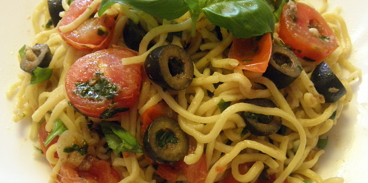Špagety s ančovičkou, olivami a bazalkou