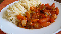 Špagety s kuřecím masem a zeleninou