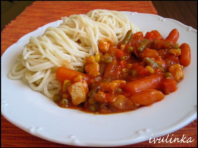 Špagety s kuřecím masem a zeleninou