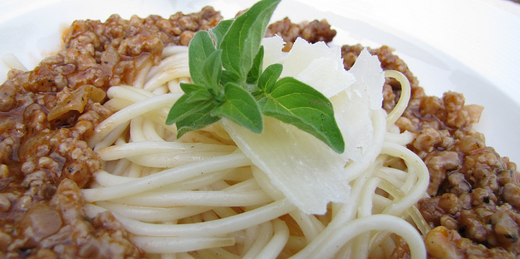 Špagety s mletým masem a provensálskými bylinkami