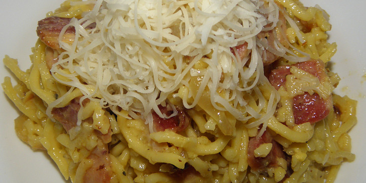 Špagety s uzeným bůčkem a sýrem