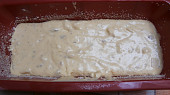 Sýrový chlebíček s ořechy, před pečením