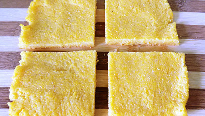 Sýrový sandwich se šalvějí z polenty