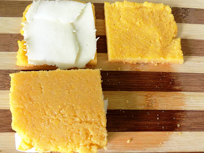 Sýrový sandwich se šalvějí z polenty