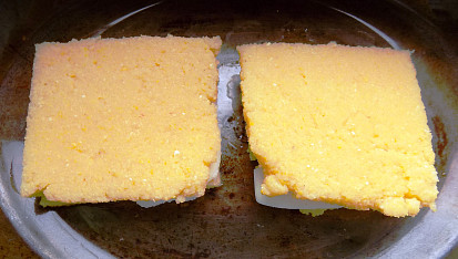 Sýrový sandwich se šalvějí z polenty