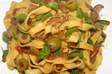 Tagliatelle s olivami a houbami