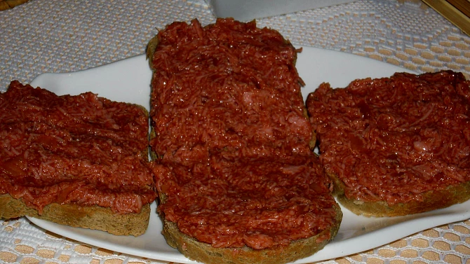 Tatarák z buřtů