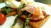 Toast s chřestem, kuřecím plátkem a pošírovaným vejcem