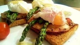 Toast s chřestem, kuřecím plátkem a pošírovaným vejcem