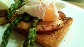 Toast s chřestem, kuřecím plátkem a pošírovaným vejcem